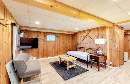 Montgomery Center Apartment | Cozy Log Chalet - Lower Unit with Pet and Child Friendly Space