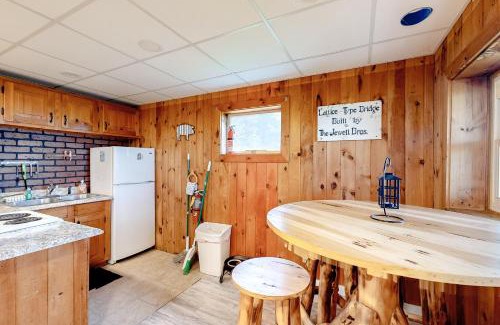 Montgomery Center Apartment | Cozy Log Chalet - Lower Unit with Pet and Child Friendly Space