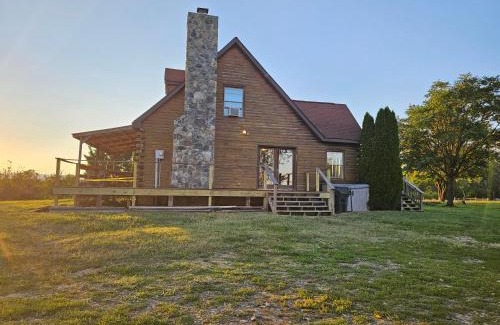 Winchester House | Modern Log House: Ideal for Your Pet-Friendly Getaway