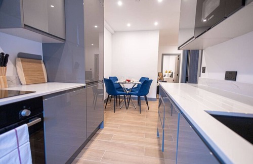 West Finchley Apartment | Modern London Apt: 2 Bed,2 Bath