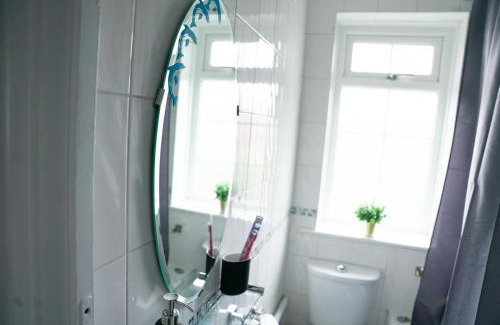 Hale Apartment | Modern London House With Free Parking & Family Friendly