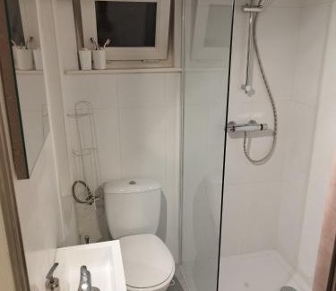 Beringen Apartment | Stylish Modern Studio - Family-Friendly & Highly Rated