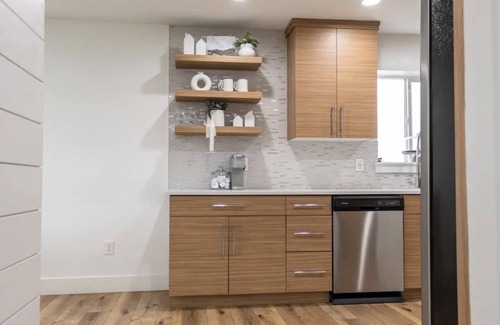 Murray House | Modern Lux Upstairs Unit Near SLC W/King Bed, Yard, Garage and Washer/Dryer