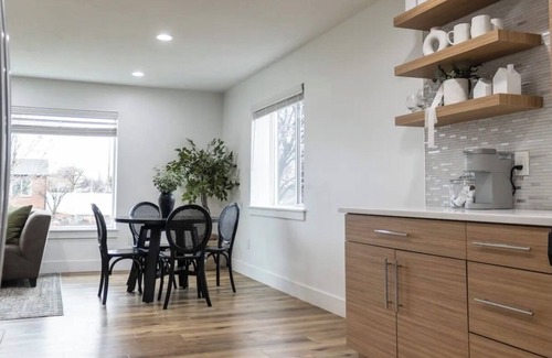 Murray House | Modern Lux Upstairs Unit Near SLC W/King Bed, Yard, Garage and Washer/Dryer