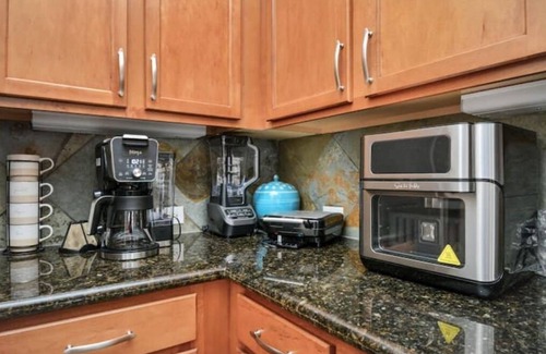 Washington Ave./ Memorial Park House | Exceptional Modern Home with Spa & Hot Tub - 10/10 Rated