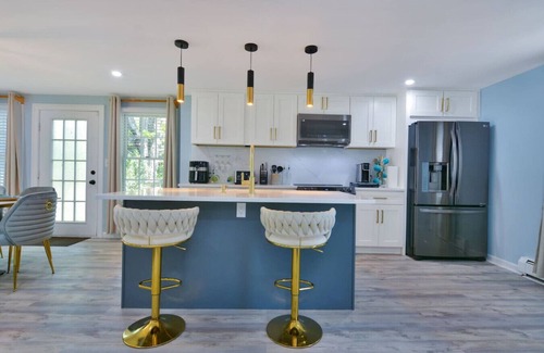 Methuen House | Elegant Newly Renovated Unit with Child-Friendly Amenities