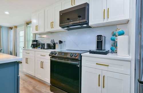 Methuen House | Elegant Newly Renovated Unit with Child-Friendly Amenities