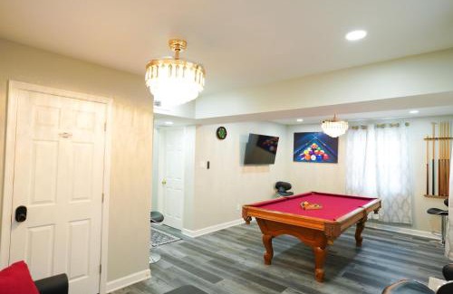 North Chesterfield House | Modern Luxe Retreat -Heart of Chesterfield