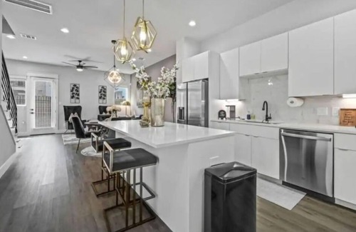 Central Business District House | Stylish EaDo Downtown Houston Retreat near Minute Maid Park