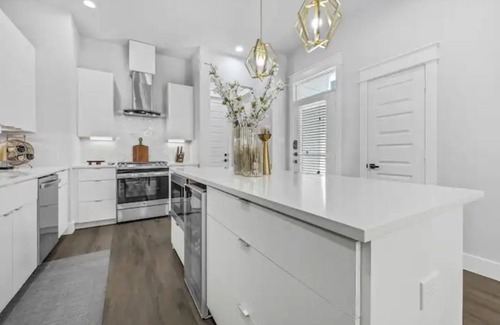 Central Business District House | Stylish EaDo Downtown Houston Retreat near Minute Maid Park