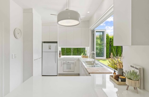 Berowra House | Modern Guesthouse with Ocean Views and Spa Amenities