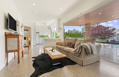 Berowra House | Modern Guesthouse with Ocean Views and Spa Amenities