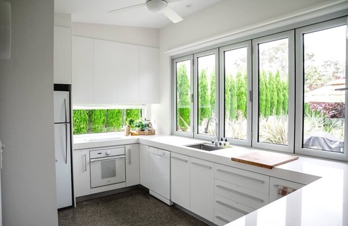 Berowra House | Modern Guesthouse with Ocean Views and Spa Amenities