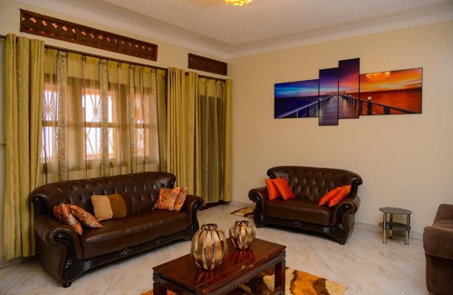 Kampala Apartment | Modern 4-Star Retreat: Exceptional 2-Bed House in Kampala