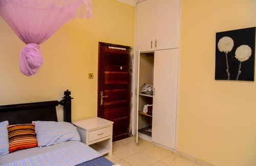 Kampala Apartment | Modern 4-Star Retreat: Exceptional 2-Bed House in Kampala