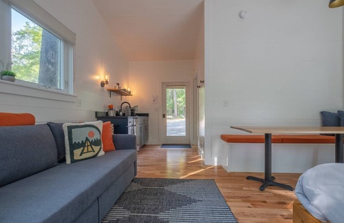 Freeport Cabin | Experience a Modern Cabin Retreat with Top-Rated Amenities