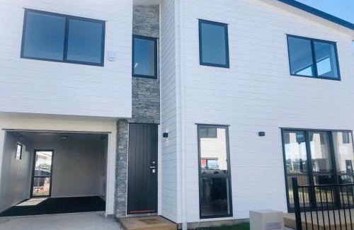Manurewa Villa | Stylish Family Retreat: Modern Home 3 with Great Amenities