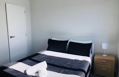 Manurewa Villa | Stylish Family Retreat: Modern Home 3 with Great Amenities
