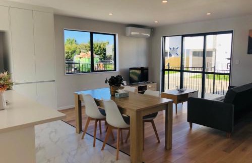 Manurewa Villa | Stylish Family Retreat: Modern Home 3 with Great Amenities