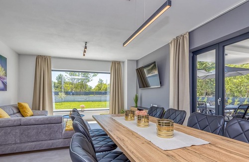 Tinjan Cabin | Modern luxurious villa for max 10 people with a private swimming pool near Kringa