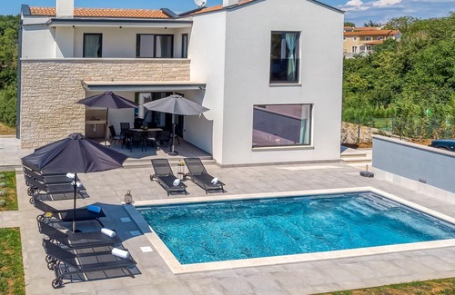 Tinjan Cabin | Modern luxurious villa for max 10 people with a private swimming pool near Kringa