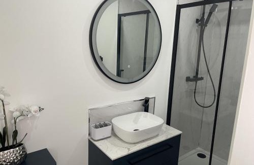 Basildon Apartment | Modern-luxury 1bedroom-EnsuiteBathroom-Garden-Wifi