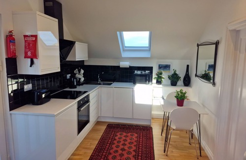 Maenporth Apartment | Oceanfront Blue Hills Apartment with Kitchen & Parking