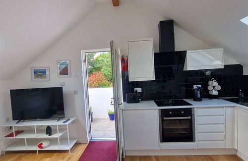 Maenporth Apartment | Oceanfront Blue Hills Apartment with Kitchen & Parking