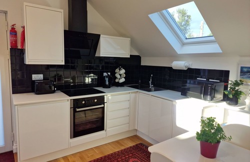 Maenporth Apartment | Oceanfront Blue Hills Apartment with Kitchen & Parking