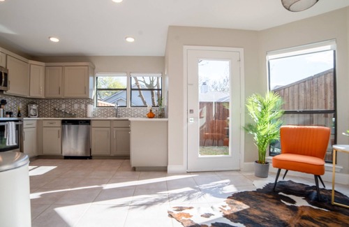 Cowley House | Guest Rated: Modern Executive Home with Pet-Friendly Amenities