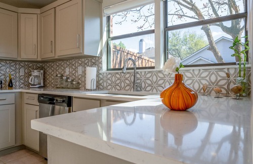 Cowley House | Guest Rated: Modern Executive Home with Pet-Friendly Amenities