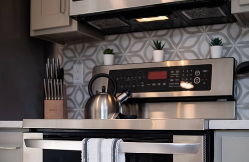 Cowley House | Guest Rated: Modern Executive Home with Pet-Friendly Amenities