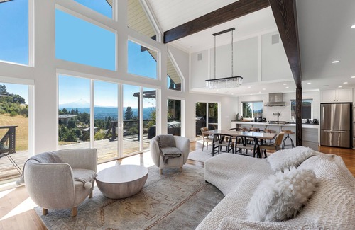 White Salmon House | Tranquil Retreat: Private Hot Tub & Views of Mt Hood!