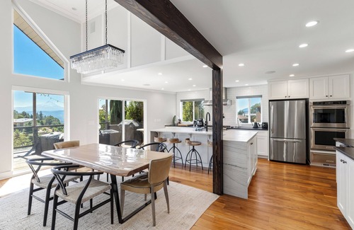 White Salmon House | Tranquil Retreat: Private Hot Tub & Views of Mt Hood!