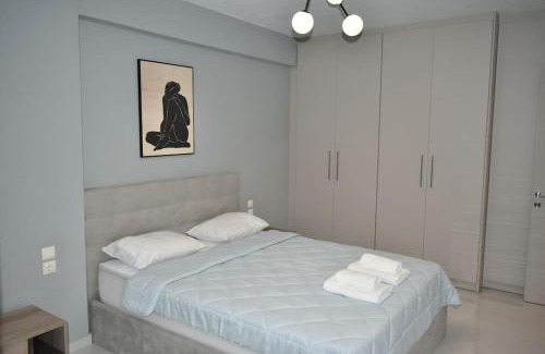 Karditsa Apartment | Stylish Suite with Restaurant & Family-Friendly Amenities