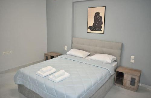 Karditsa Apartment | Stylish Suite with Restaurant & Family-Friendly Amenities