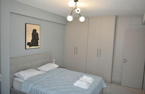 Karditsa Apartment | Stylish Suite with Restaurant & Family-Friendly Amenities