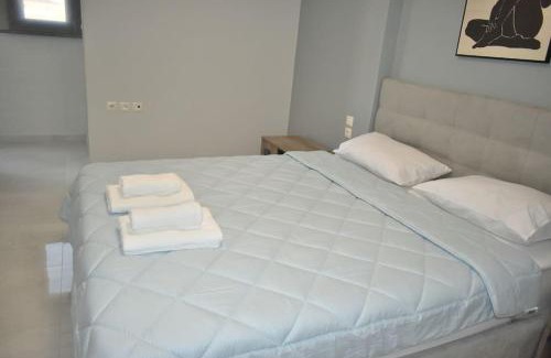 Karditsa Apartment | Stylish Suite with Restaurant & Family-Friendly Amenities