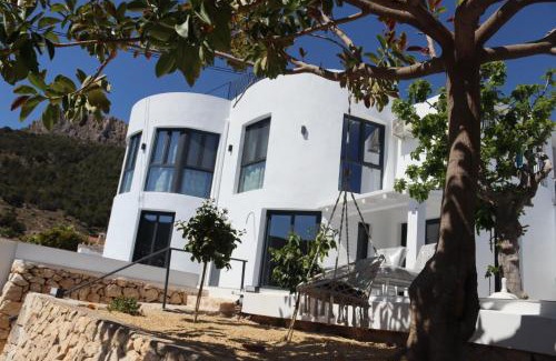 La Canuta Villa | Elegant Villa Paradise with Oceanfront Pool & Child-Friendly