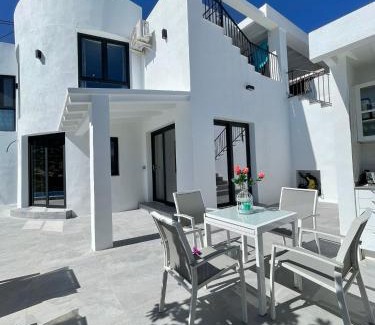 La Canuta Villa | Elegant Villa Paradise with Oceanfront Pool & Child-Friendly