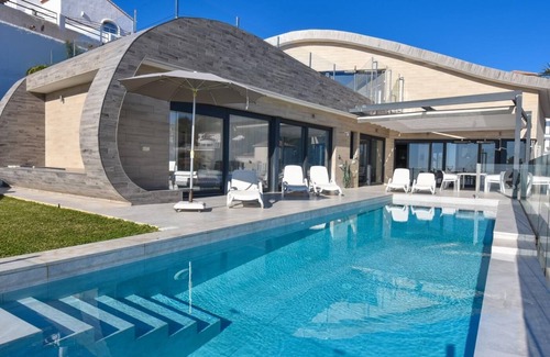 Salobrena Villa | Elegant Villa with Sea Views & Heated Pool - Rated 10/10