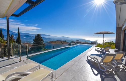 Salobrena Villa | Elegant Villa with Sea Views & Heated Pool - Rated 10/10