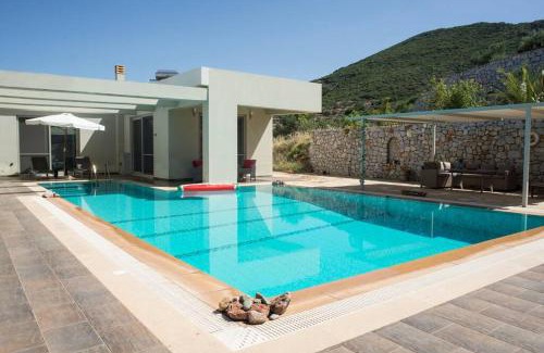 Diasella Villa | Elegant Villa with Pool, Steps from the Ocean - Rated 9.9