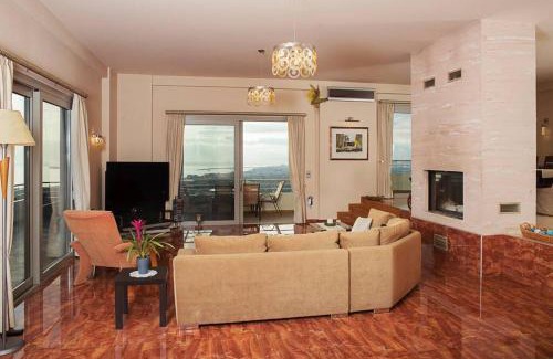 Diasella Villa | Elegant Villa with Pool, Steps from the Ocean - Rated 9.9