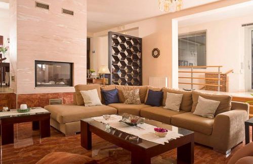 Diasella Villa | Elegant Villa with Pool, Steps from the Ocean - Rated 9.9