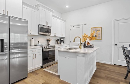 Arlington House | Modern Luxury+Walk to Globe Life | Rooftop Lounge