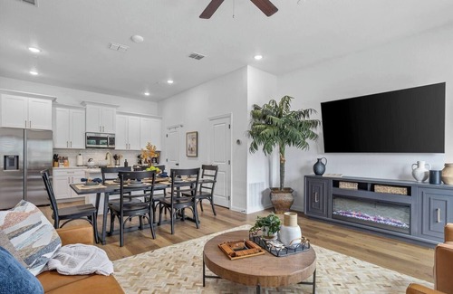Arlington House | Modern Luxury+Walk to Globe Life | Rooftop Lounge