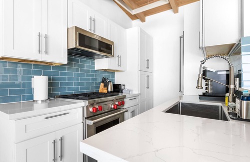 Los Angeles County Condo | Beachfront Malibu Road Retreat with Ocean Views & AC