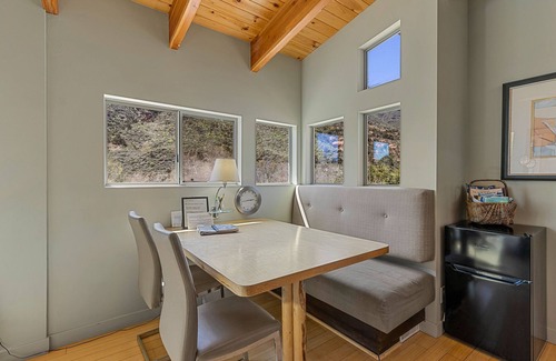 Sedona House | Paint Red Rock Views in Oak Creek Canyon with Spa Amenities