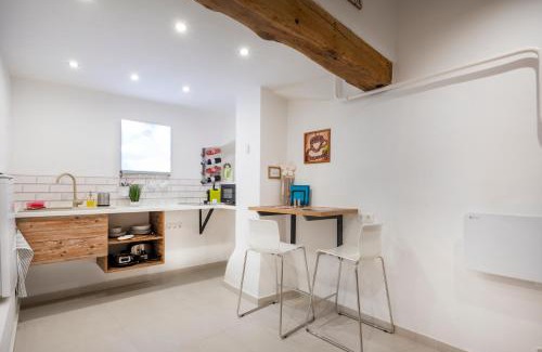 Koszeg Apartment | Romantic Retreat with Fireplace and Bathtub in Centrum